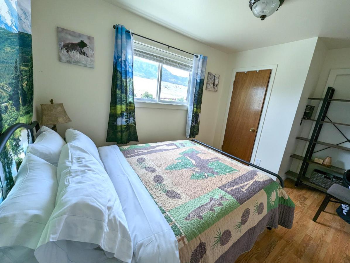 Yellowstone Treasure Guesthouses On The River Gardiner Exterior photo