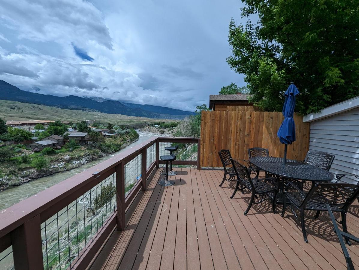 Yellowstone Treasure Guesthouses On The River Gardiner Exterior photo