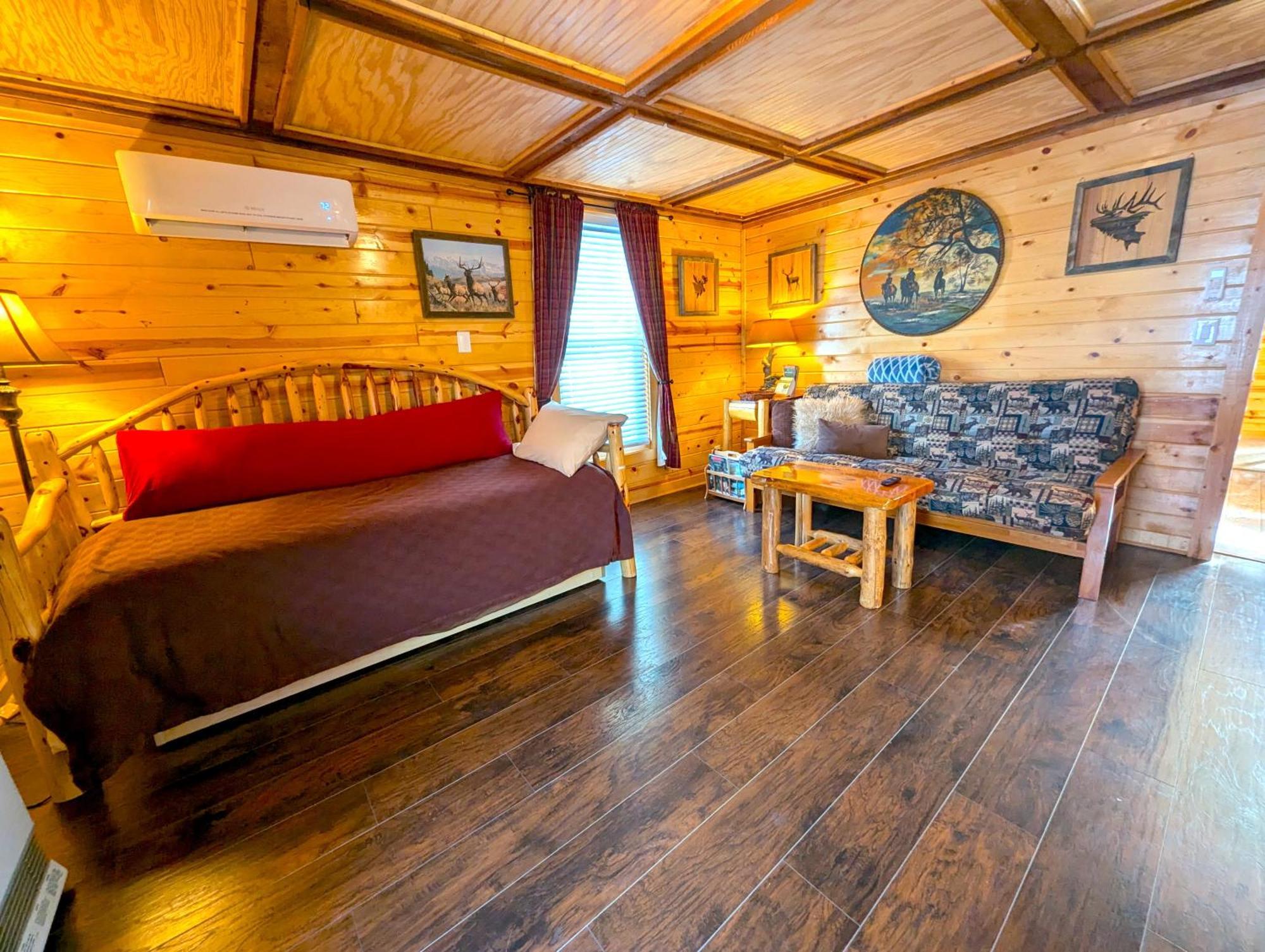 Yellowstone Treasure Guesthouses On The River Gardiner Exterior photo