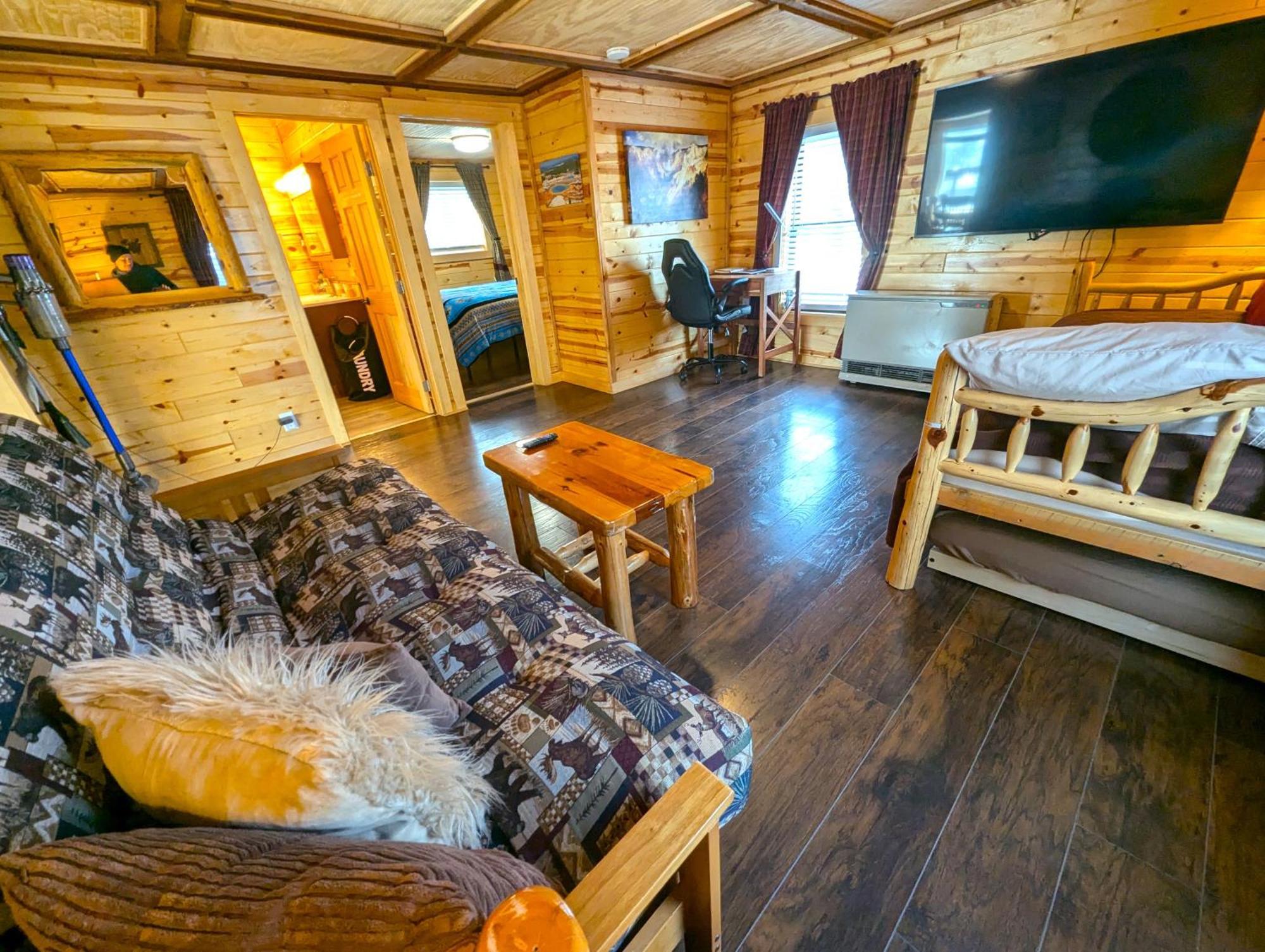 Yellowstone Treasure Guesthouses On The River Gardiner Exterior photo