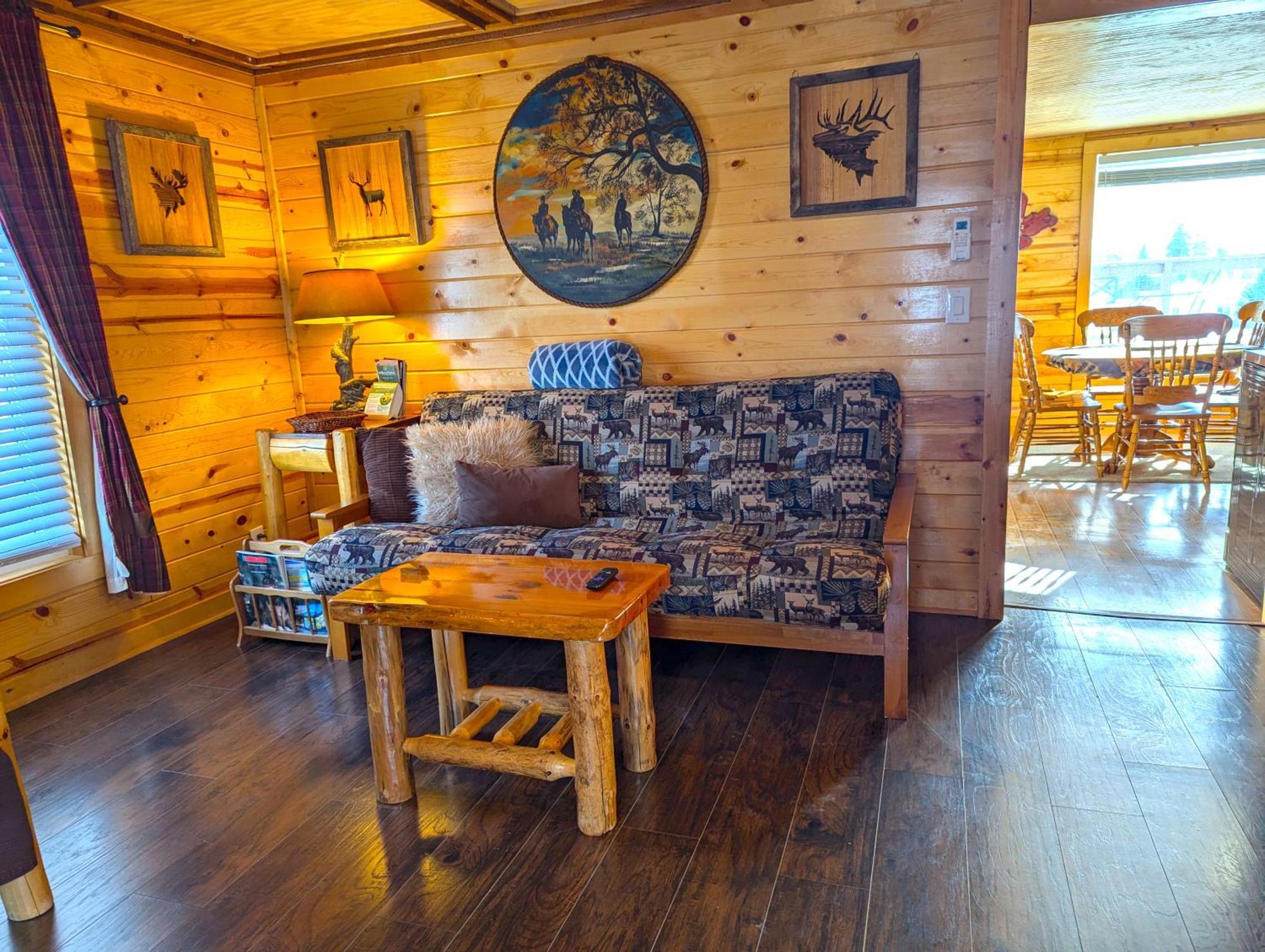 Yellowstone Treasure Guesthouses On The River Gardiner Exterior photo