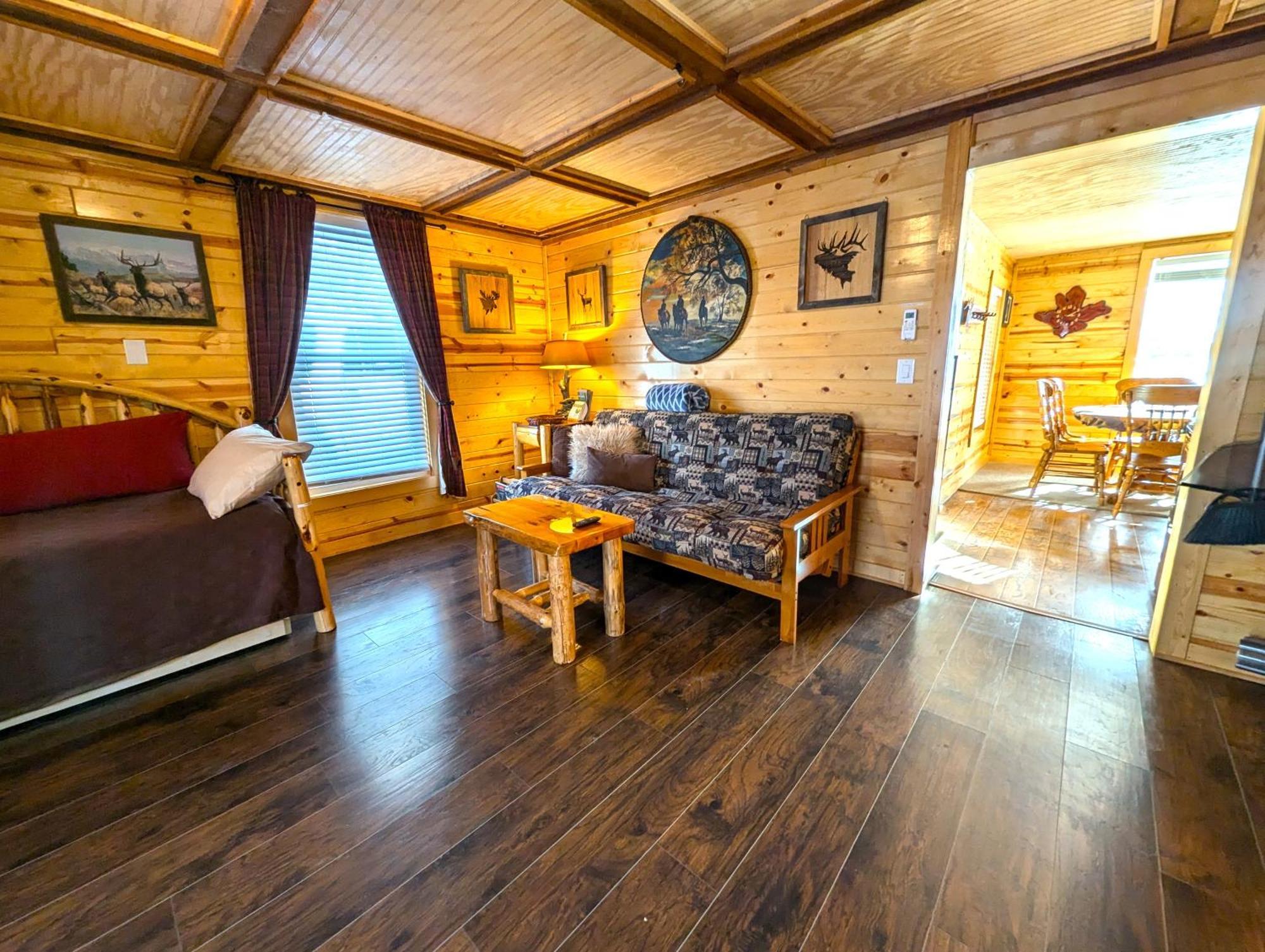 Yellowstone Treasure Guesthouses On The River Gardiner Exterior photo