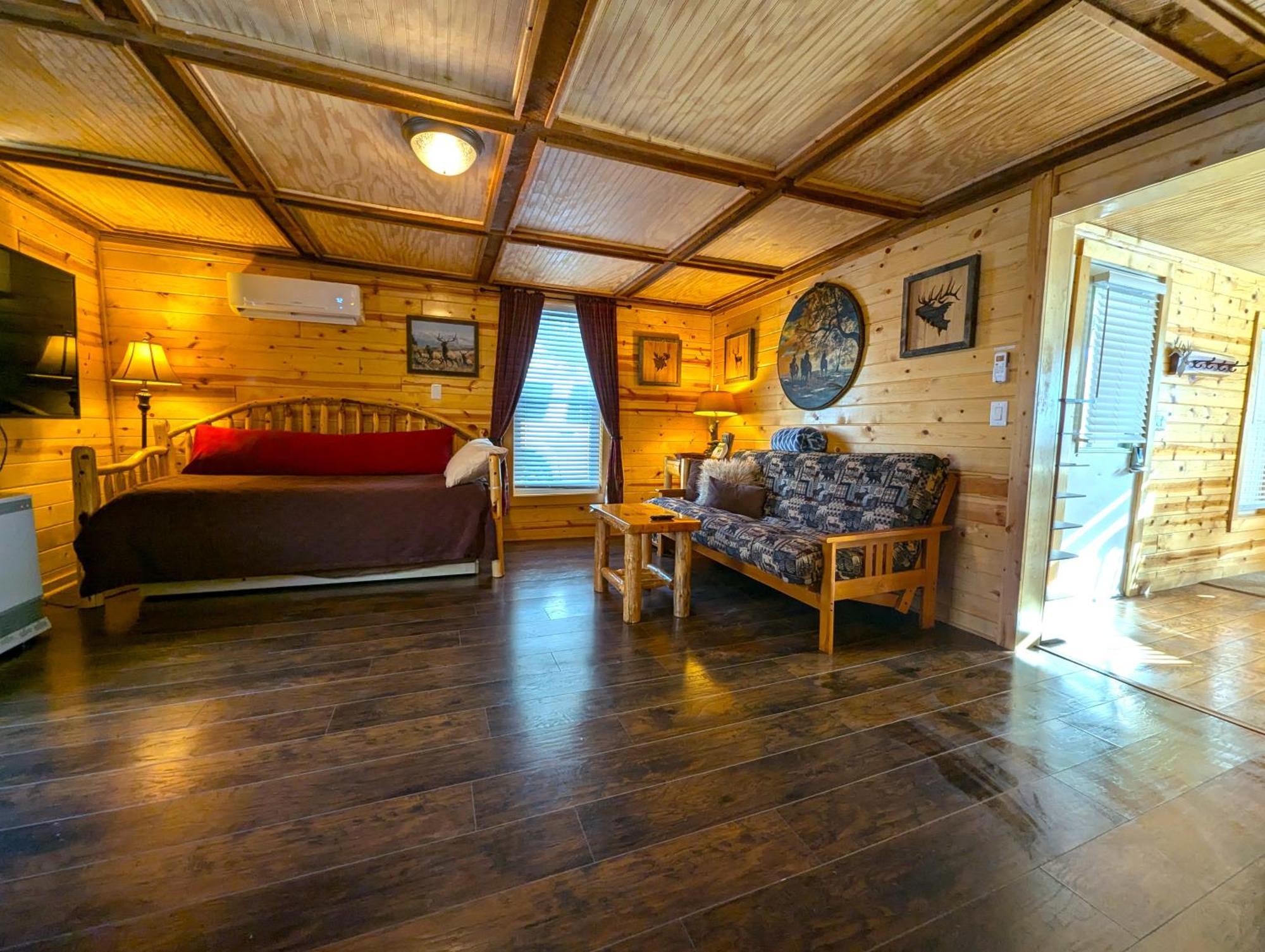 Yellowstone Treasure Guesthouses On The River Gardiner Exterior photo